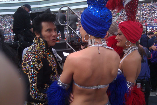 Fake Elvis chats with the showgirls