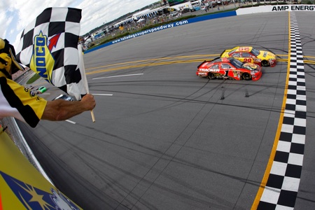 Kevin Harvick beats Jamie McMurray to the finish line by .011 seconds, the eighth-closest margin since the advent of electronic scoring in 1993, to win the Aarons 499 at Talladega Superspeedway. (Credit: Todd Warshaw/Getty Images)