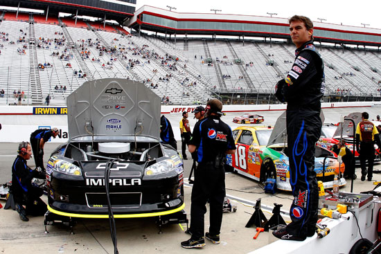 Jeff Gordon looks on as his crew makes adjustments to the No. 24 Pepsi Max Chevrolet at Bristol Motor Speedway (Credit: Jason Smith/Getty Images for NASCAR)