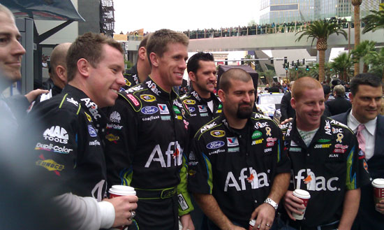 Carl Edwards takes a quick picture with his award winning pit crew
